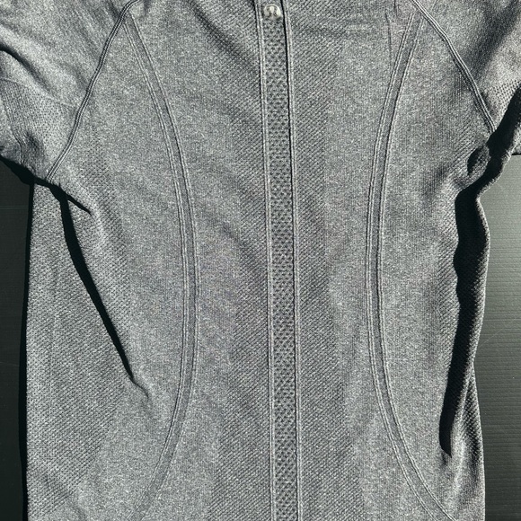 Lululemon Run Swiftly Tech Short Sleeve - Size 6 - Picture 4 of 5